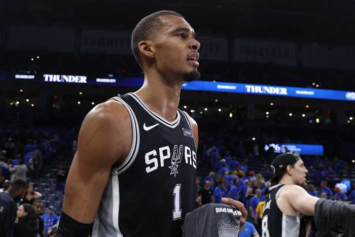 NBA联盟强行包装文班吗？尼克斯和马刺，谁能夺冠？